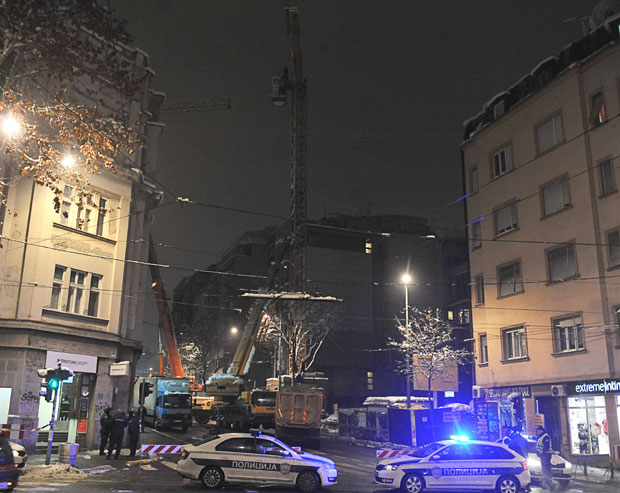 ОПАСНОСТ ОД ПАДАЊА КРАНА ОТКЛОЊЕНА: Грађани у Таковској још немају воду, кривичне пријаве против одговорних