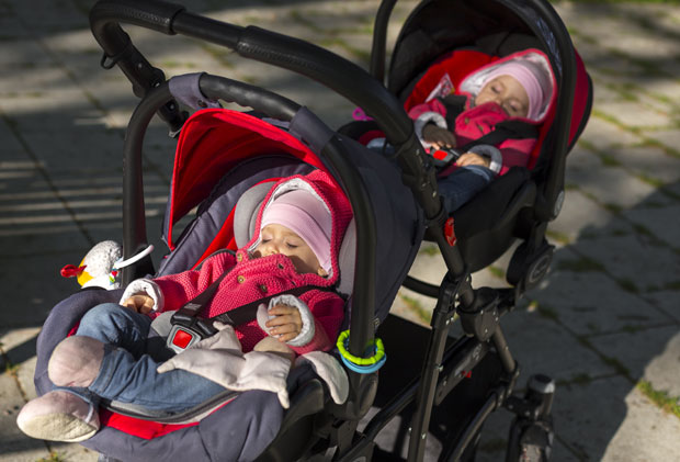 Новорођеним близанцима по 50.000