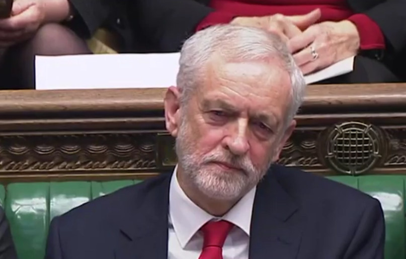 ЧИТАЧИ СА УСАНА ТВРДЕ: Корбин Мејовој рекао глупа жено (ВИДЕО)