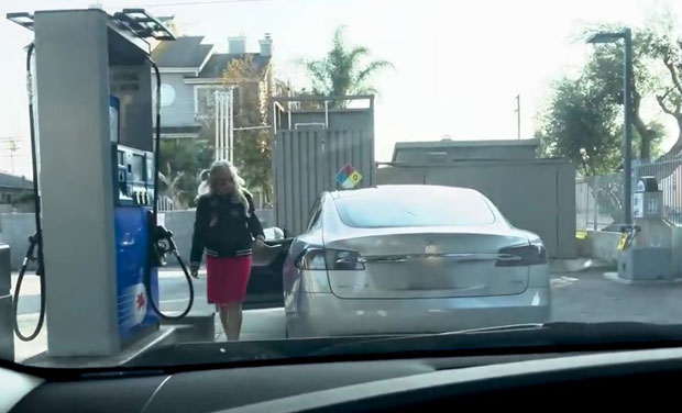 ПОГЛЕДАЈТЕ НЕВЕРОВАТНУ БЛАМАЖУ: Покушала електрични аутомобил Теслу да напуни горивом (ВИДЕО)