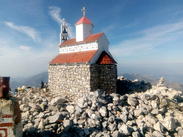 Црквица на Румији практично затрпана камењем