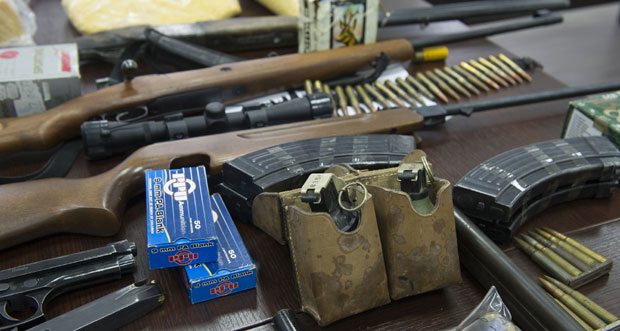 АКЦИЈА У БРЧКОМ И БИЈЕЉИНИ: Разбијен ланац илегалне трговине оружјем и људима