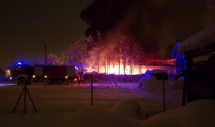 Нови Сад: Пожар у фабрици намештаја