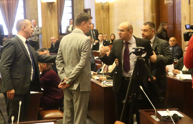 Новаковића из сале извело обезбеђење 