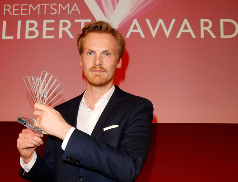 Новинар који је измишљао чланке вратио награде