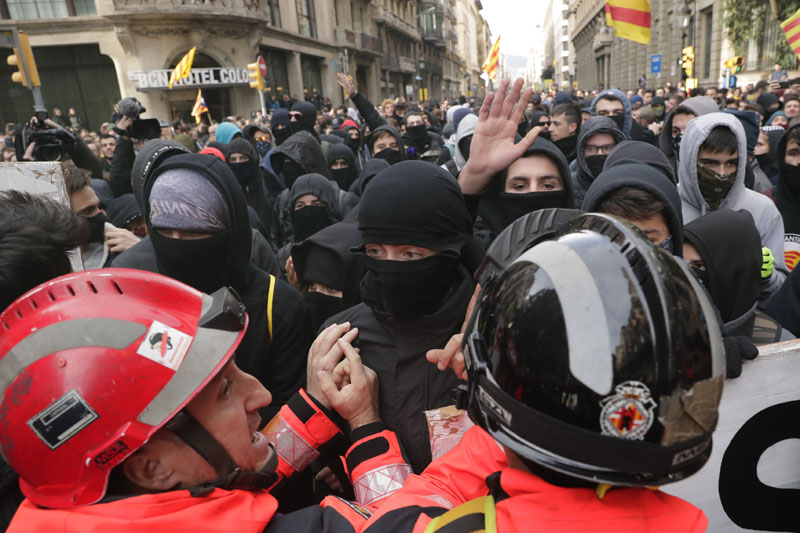 КАТАЛОНЦИ БЕСНИ НА МАДРИД: Шпанског премијера у Барселони дочекали протести