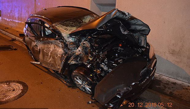 СТРАВИЧАН СНИМАК: Ауто полетео и закуцао се у кров тунела (ВИДЕО)