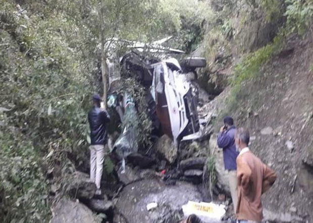 УЖАС У НЕПАЛУ: Аутобус се превртао 500 метара, погинули студенти