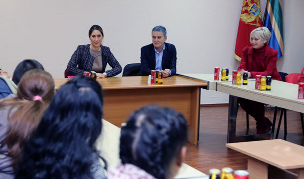 Бар: Поклони за децу без родитеља