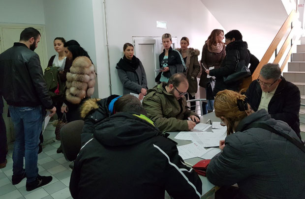 НОВОСТИ НА ЛИЦУ МЕСТА: Хумане Нишлије дају крв за повређене (ФОТО)