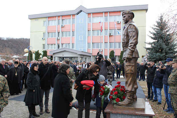 СПОМЕН СТАТУА ПУКОВНИКУ МИЛАНУ ЈОВИЋУ: Род волео свим срцем (ФОТО) 