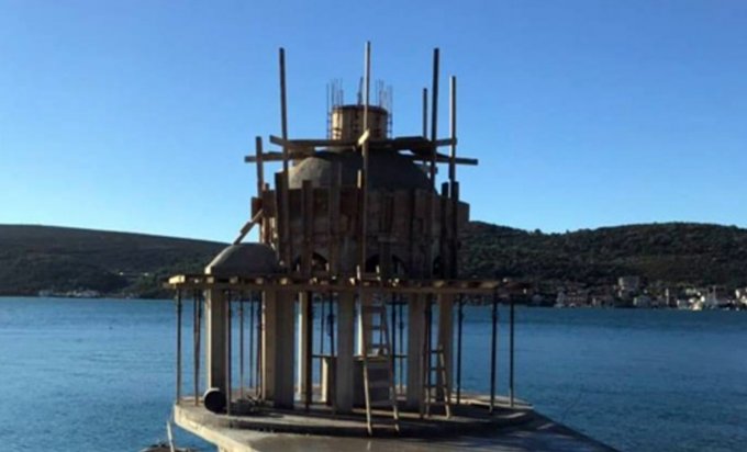 НОВИ СПОР ЦГ И СПЦ: Крстионица на води у тиватском заливу