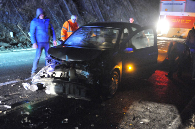 САОБРАЋАЈНА НЕСРЕЋА У ИБАРСКОЈ КЛИСУРИ: Удес због одрона (ФОТО)