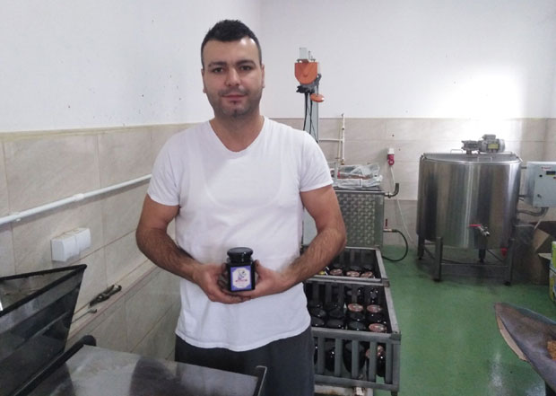 Одложио диплому и бави се производњом зимнице