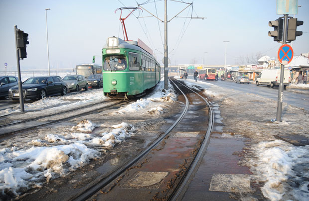 Шине пукле због мраза