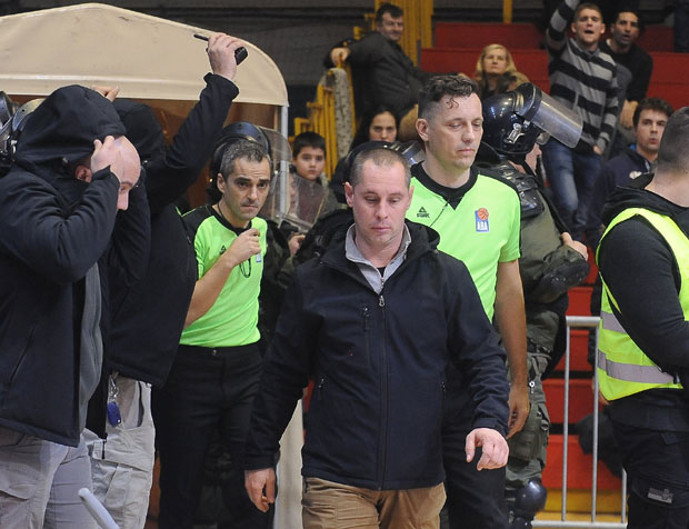 ФОТО: Због овога је прекинут дерби у Пиониру