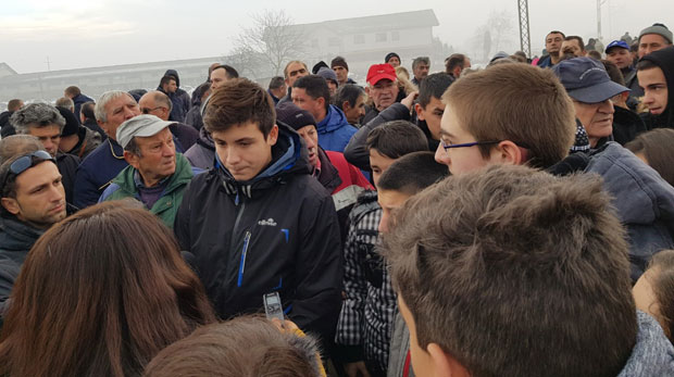 ПРОТЕСТ НА ПРУЖНОМ ПРЕЛАЗУ: Траже рампу, Железнице увеле дежурства