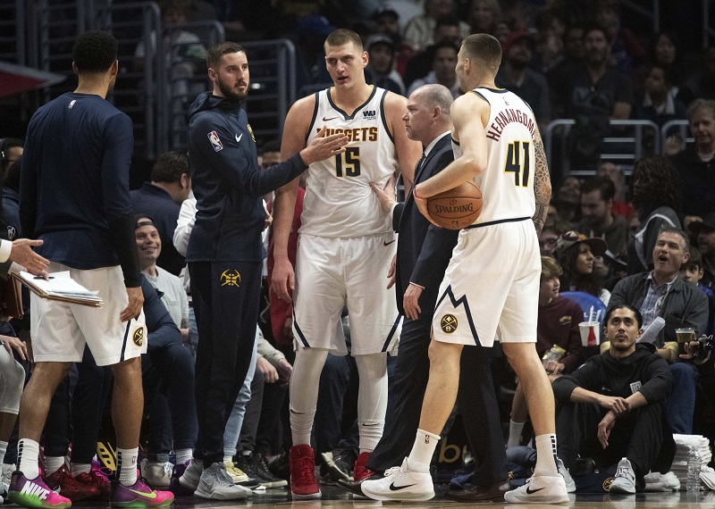 НБА: Клиперси искористили искључење нервозног Јокића, пораз Кокошкова после три продужетка