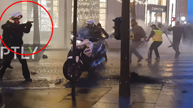 Снимак полицајца са пиштољем шокирао Француску (ВИДЕО)