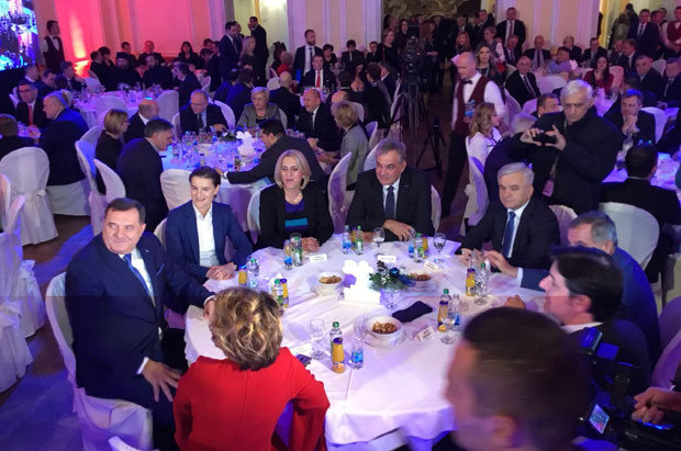 ХУМАНИТАРНО ВЕЧЕ У БАЊАЛУЦИ: Чаробни робот за лакши корак малих болесника; Прикупљено 700. 000 евра