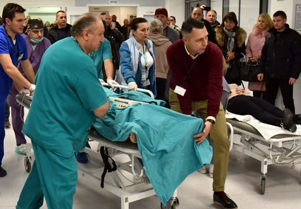 БОРБА ЗА ЖИВОТ ПОВРЕЂЕНИХ КОД НИША: Тинејџери животно угрожени, возач критично 