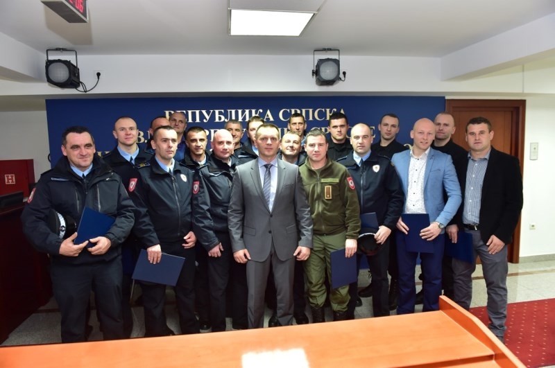 СПАСАВАЛИ ЖИВОТЕ, РИЗИКУЈУЋИ СВОЈЕ: Министар Лукач уручио захвалнице за 19 полицијских службеника 