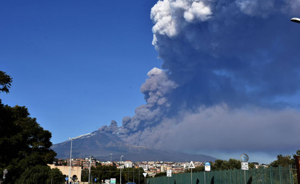 Етна избацује лаву и пепео из нове пукотине (ВИДЕО)