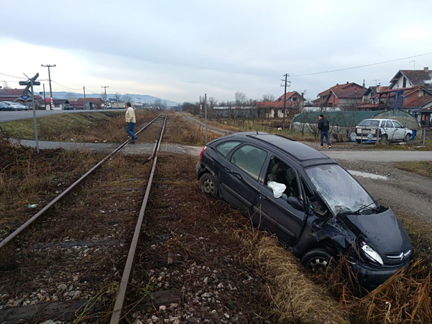 НОВИ ДЕТАЉИ УДЕСА НА ПРУЖНОМ ПРЕЛАЗУ: Воз ударио у ситроен код Врњачке Бање (ВИДЕО)