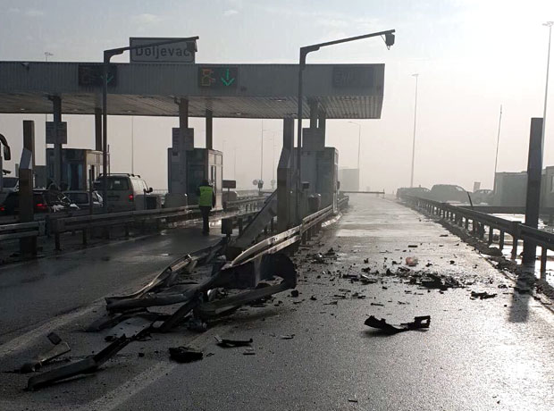 НЕСРЕЋА НА НАПЛАТНОЈ РАМПИ „ДОЉЕВАЦ“: Возио преко 150km/h па улетео у ограду између кабина