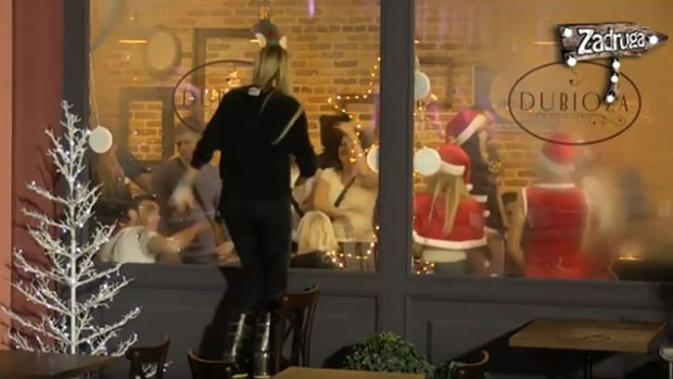 ПОДИГЛА АТМОСФЕРУ ДО УСИЈАНЈА: Луна изазовним плесом мамила уздахе задругара! (ВИДЕО)