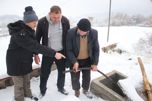 МУКА МЕШТАНА ВУЈЕТИНАЦА ЗБОГ ЦРНОГ ЗЛАТА У ВОДОВОДУ: Из чесама нам тече нафта, а ми жедни (ФОТО)