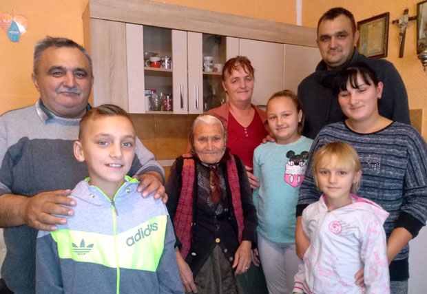 ЧЕТИРИ ГЕНЕРАЦИЈЕ ЖИВЕ У ЉУБАВИ И СЛОЗИ: Свекрва и снаја поделиле послове