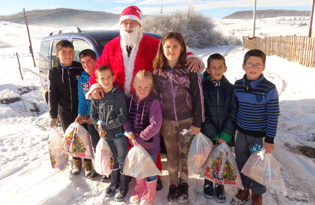 Деда Мраз стигао на Пештер