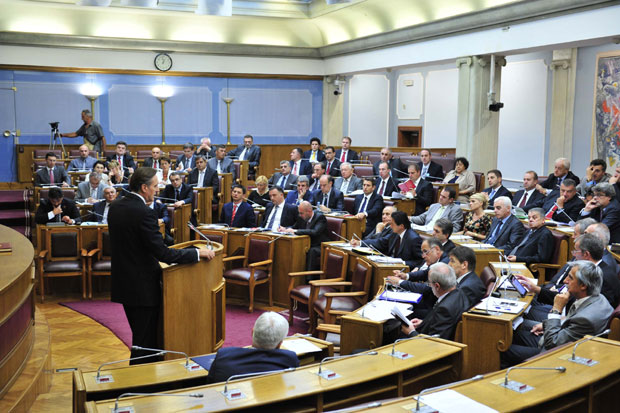 Влада Црне Горе: На грађанима штеде, за чиновнике широке руке