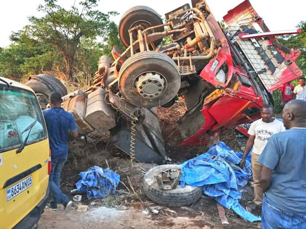 НЕСРЕЋА У КОНГУ: У судару аутобуса и камиона погинуло 27 особа, 17 повређено
