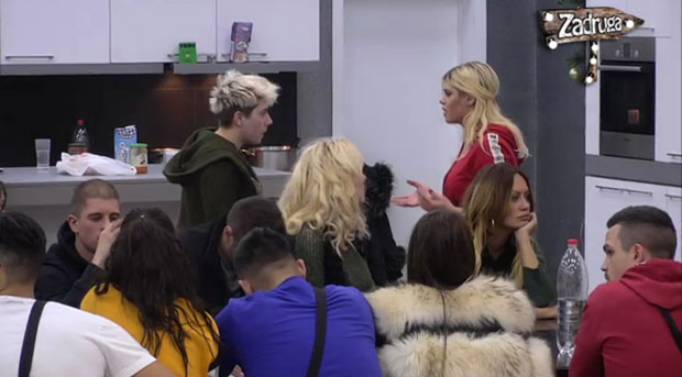 ГЛУПА СИ И ШТРОКАВА, УЛАЖЕШ У ПУШЕНЈЕ, НИКАД НЕЋЕШ БИТИ ПЕВАЧИЦА: Матора урнисала Маријану Зоњић уживо у емисији! (ВИДЕО)