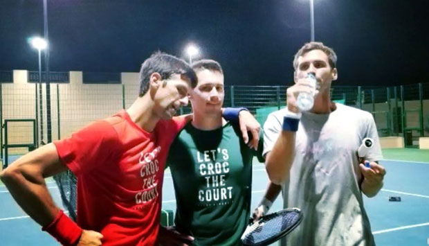 СПАРИНГОВАЊЕ СА БРАЋОМ: Ђоковић у породичној атмосфери чека егзибициони турнир Мубадала