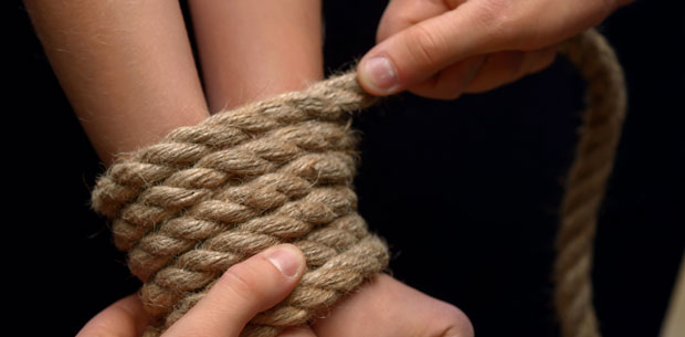 УХАПШЕНА РАЗБОЈНИЧКА ТРОЈКА: Провалили старици у кућу и везали је