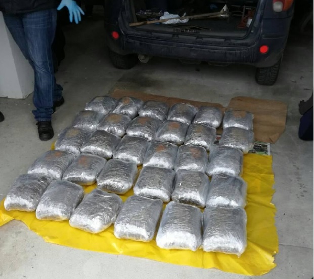 Заплењено 47 килограма дроге, међу ухапшенима и полицајци