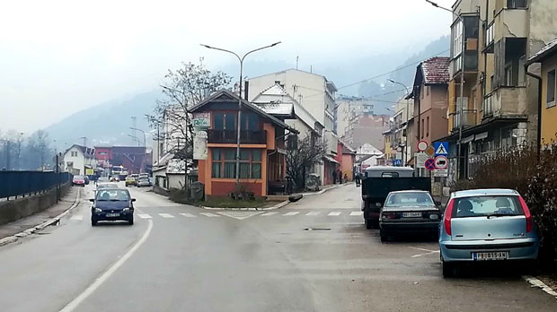 ТРАГЕДИЈА У ПРИБОЈУ: Такси прегазио пешака који је лежао на коловозу