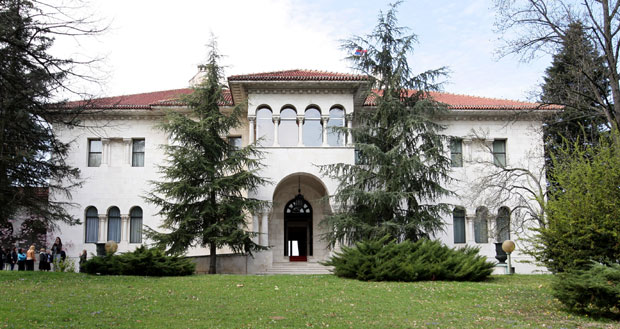 АЛЕКСАНДАР КАРАЂОРЂЕВИЋ ПОНУДИО ДОКАЗЕ: Држава да нам врати Бели двор!