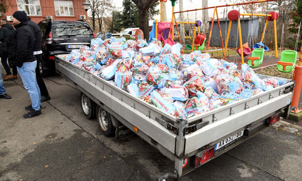 “Супер клинцима” из Звечанске компанија Пинк традиционално доделила пакетиће
