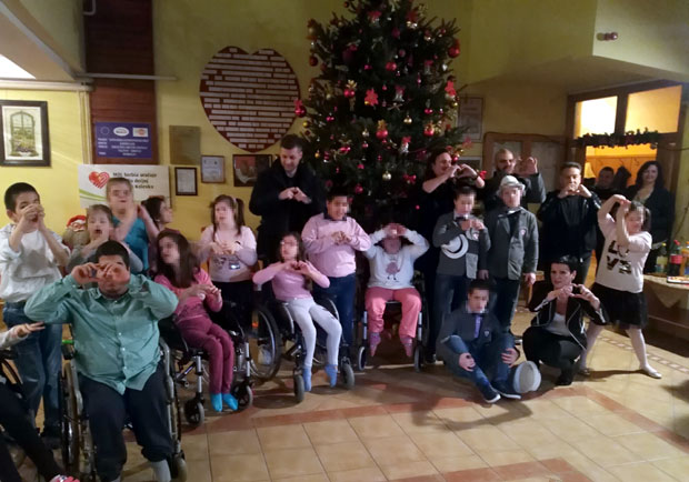 У КОЛЕВЦИ СУЗЕ СРЕЋЕ: Лексингтон обрадовао непокретну девојчицу у Суботици
