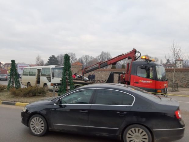 НЕСРЕЋА У ГРАЧАНИЦИ: Судар комбија и полицијског возила, 10 повређено (ФОТО)