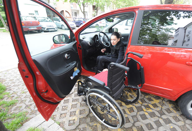 ИНВАЛИДСКЕ ПАРКИНГ-КАРТЕ: Налепнице важе до марта