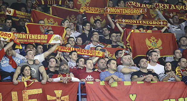 ИЗМЕНЕ ЗАКОНА ЦГ О ДРЖАВНИМ СИМБОЛИМА: Уз химну обавезни тишина и стајање