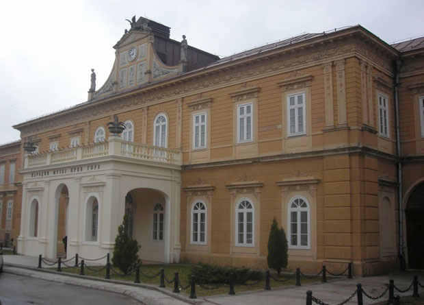 ПОХАРА НАРОДНОГ МУЗЕЈА НА ЦЕТИЊУ: Износили су лопатама и камионима!