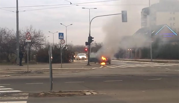 ИЗГОРЕО АУТОМОБИЛ У СУДАРУ НА НОВОМ БЕОГРАДУ: Други возач побегао са лица места, полиција га тражи (ФОТО)