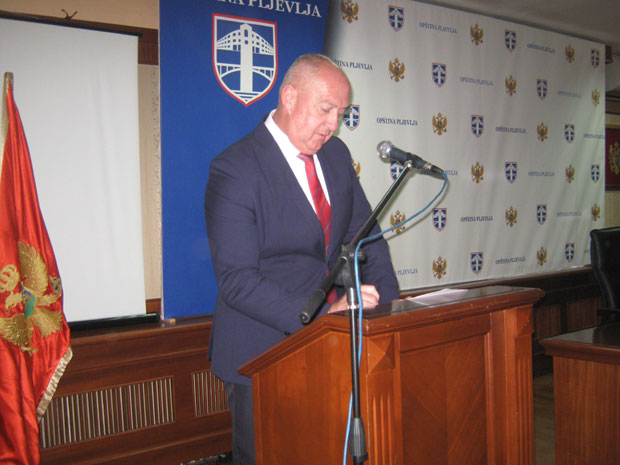 СКАНДАЛ НА СЕДНИЦИ СО ПЉЕВЉА: Председник Општине Ђачић физички спречавао опозицију да говори, умало дошло до туче