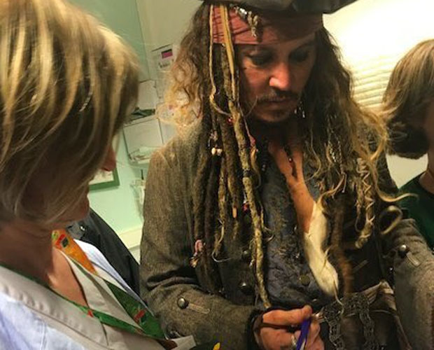 Џони Деп прерушен у гусара посетио болесну децу у Паризу (ФОТО)